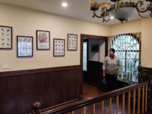 un hombre parado en la puerta de una casa en View Point Residency , Darjeeling en Darjeeling