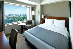 een hotelkamer met een groot bed en een raam bij Odakyu Hotel Century Southern Tower in Tokyo
