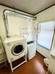 Koupelna v ubytování 観光の拠点に最適!お魚市場近く.1棟貸切!ジャグジー付!カラオケルーム完備! + 37 fotografií