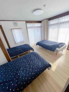 Postel nebo postele na pokoji v ubytování 観光の拠点に最適!お魚市場近く.1棟貸切!ジャグジー付!カラオケルーム完備!