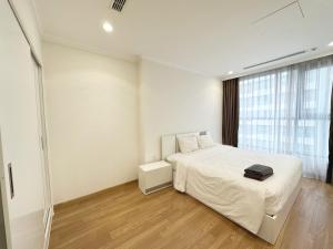 - une chambre blanche avec un lit et une fenêtre dans l'établissement Vinhomes Times City 3BR, à Hanoï