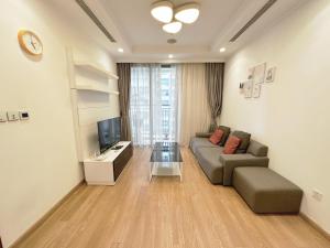 - un salon avec un canapé et une télévision dans l'établissement Vinhomes Times City 3BR, à Hanoï