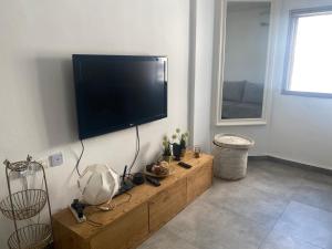 Μια τηλεόραση ή/και κέντρο ψυχαγωγίας στο Apartment front the beach