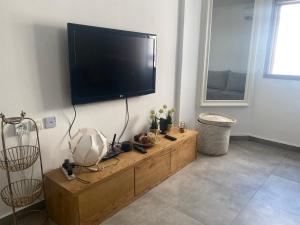 Μια τηλεόραση ή/και κέντρο ψυχαγωγίας στο Apartment front the beach