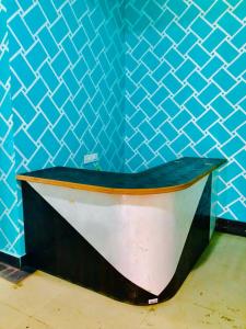 un bateau assis dans une pièce avec un mur bleu dans l'établissement Shree Hotels, à Bhagalpur