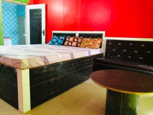 Tempat tidur dalam kamar di Shree Hotels