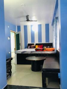 - une chambre avec un lit à rayures bleues et blanches dans l'établissement Shree Hotels, à Bhagalpur