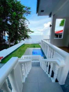 Bacong的住宿－Kakisa ll Diving Resort，一个带游泳池的别墅的阳台