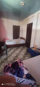 Cette chambre dispose de deux lits et d'un étage. dans l'établissement Saumya Home Stay, à Munsyari