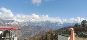 - une vue sur une montagne aux sommets enneigés dans l'établissement Saumya Home Stay, à Munsyari