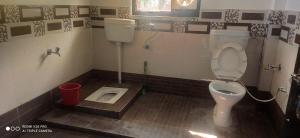 - une salle de bains avec toilettes dans une cabine dans l'établissement Saumya Home Stay, à Munsyari