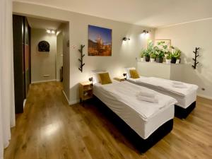 1 dormitorio con 2 camas en una habitación en Yose Apartment en Poznan