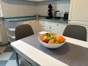 - un bol de fruits sur une table dans la cuisine dans l'établissement Willkommen in Crossen, 