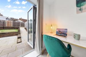 Pokój z biurkiem z laptopem w obiekcie Cosy & beautiful home sleeping up to 5 with SmartTV, Free Wifi and Garden w mieście Hemel Hempstead