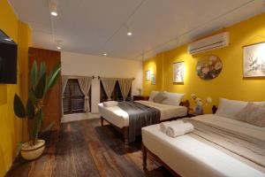 Postel nebo postele na pokoji v ubytování Ben Thanh Vietnamese cultural house by SSens Homes