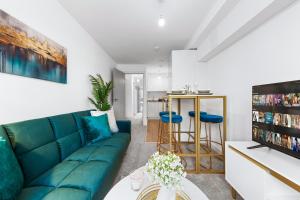 salon z niebieską kanapą w obiekcie Cosy & beautiful home sleeping up to 5 with SmartTV, Free Wifi and Garden w mieście Hemel Hempstead