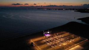 un grupo de luces en la playa por la noche en SPORKÖY HOTEL & BEACH CLUB en Kocaeli