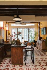 uma cozinha com mesa e cadeiras num quarto em Ben Thanh Vietnamese cultural house by SSens Homes em Ho Chi Minh