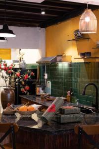 Dapur atau dapur kecil di Ben Thanh Vietnamese cultural house by SSens Homes