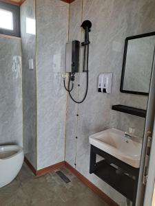 uma casa de banho com um lavatório, um chuveiro e um WC. em Villa Phố Biển view biển Phú Quý em Cu Lao Thu
