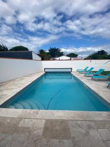 Πισίνα στο ή κοντά στο Pretty house with heated pool, close to the ocean
