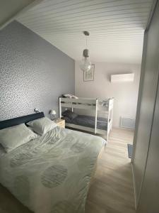 Ένα ή περισσότερα κρεβάτια σε δωμάτιο στο Pretty house with heated pool, close to the ocean