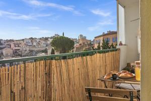 d'un balcon avec une table et une vue sur la ville. dans l'établissement T3, Balcons, cœur de Marseille, à Marseille