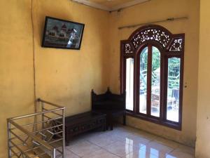 a room with a window and a bench next to it at SPOT ON 93670 Homestay Vicky 2 Syariah in Sidoarjo