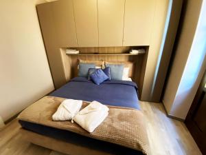 1 dormitorio con 1 cama con toallas en L'ETERNITA' E' IL MARE MISCHIATO COL SOLE Rimbaud, en Ventimiglia