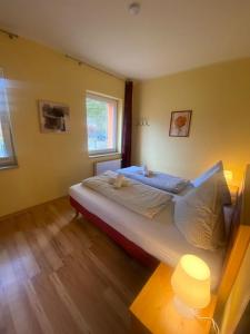 een slaapkamer met een groot bed en een raam bij Apartments in der Kopenhagener Straße in Rostock