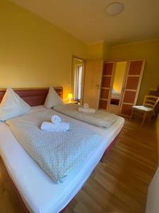 Giường trong phòng chung tại Apartments in der Kopenhagener Straße