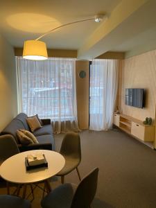 バクリアニにあるRooms Hotel Kokhta Apartmentsのソファとテーブルのあるリビングルーム