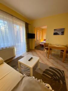 TV/trung tâm giải trí tại Apartments in der Kopenhagener Straße +28 ảnh