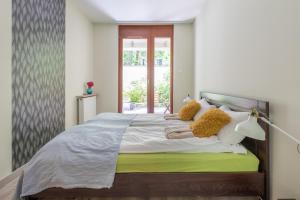 ein Schlafzimmer mit einem Bett mit zwei Teddybären darauf in der Unterkunft BP Kazinczy Centrum Prime Suites in Budapest