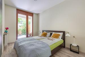 ein Schlafzimmer mit einem großen Bett und einem Fenster in der Unterkunft BP Kazinczy Centrum Prime Suites in Budapest