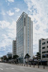 wysoki biały budynek po stronie ulicy w obiekcie Mangrove Dongdaemun w Seulu
