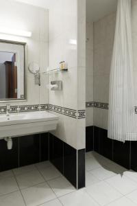 Koupelna v ubytování Helnan Marselis Hotel
