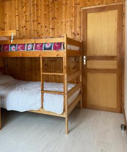a bedroom with two bunk beds and a door at Appartement Daniel in Lamoura