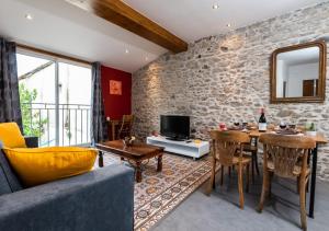 卡尔卡松L'atypique, La Vue et le Standing du 36 ! Emplacement, clim et extérieur !的客厅里有一张沙发和一张桌子。