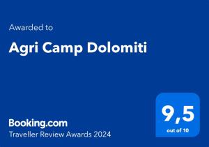 una señal azul con el texto actualizado a april camp doomnut en Agri Camp Dolomiti en Belluno