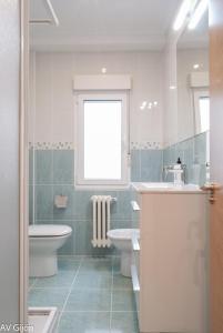 希洪的住宿－AV Gijón Palencia 3，一间带水槽和卫生间的浴室以及窗户。