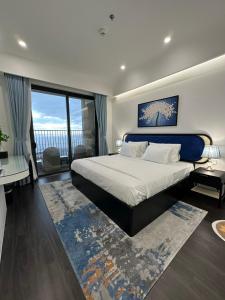 una camera con un grande letto e una grande finestra di Oscar Seaview Apartment a Phu Quoc
