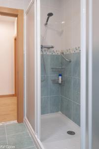 希洪的住宿－AV Gijón Palencia 3，浴室里设有玻璃门淋浴