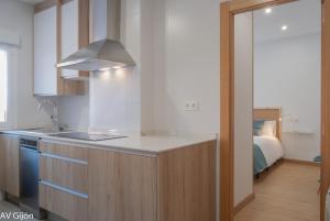 希洪的住宿－AV Gijón Palencia 3，厨房配有水槽和台面