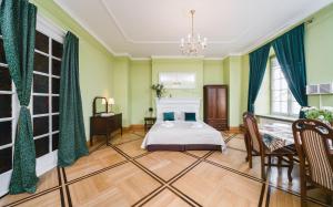 Apartamenty w Pałacu Pod Baranami في كراكوف: غرفة نوم بسرير وطاولة وكراسي