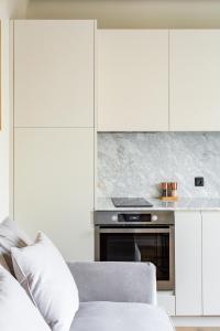 مطبخ أو مطبخ صغير في The Carla Suite Eiffel Tower View