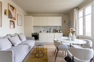 مطبخ أو مطبخ صغير في The Carla Suite Eiffel Tower View