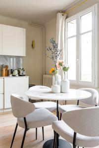 مطبخ أو مطبخ صغير في The Carla Suite Eiffel Tower View