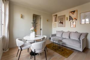منطقة جلوس في The Carla Suite Eiffel Tower View