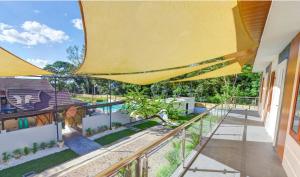 uma vista da varanda de uma casa com um guarda-chuva amarelo em Hacienda Angelita Nature Farm and Resort em San Rafael